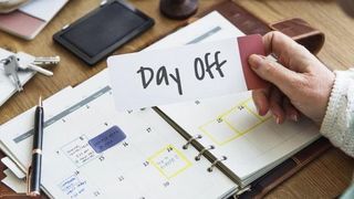 Câte zile libere primesc angajații din țările UE. În România, sărbătorile legale care pică în weekend ar putea fi acordate în următoarele zile