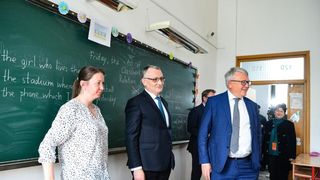 VIDEO - Profesorilor le va fi interzis prin lege să facă meditații cu elevii lor