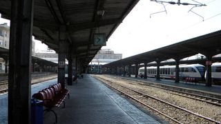 Un bărbat s-ar fi aruncat &icirc;n fața trenului, iar circulația este oprită &icirc;ntre Gara de Nord și Aeroport