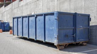 Drama familiei unui tânăr român din Italia: Bărbatul a sfârșit sufocat într-un tomberon pentru haine