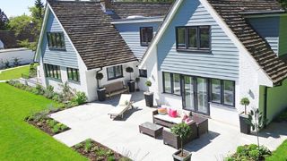 TOP 4 RECOMANDĂRI de amenajare a curții casei tale – Cum să te bucuri de relaxare și confort în același timp