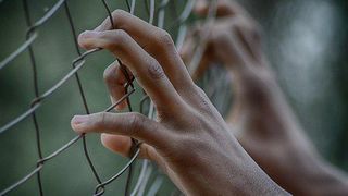 Care este procedura în cazul în care un condamnat fuge din țară. Procedurile judiciare pentru extrădare durează ani de zile