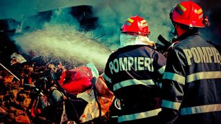 Un pompier a murit în timp ce stingea un incendiu de vegetație