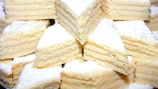 Reţete vechi de prăjituri de casă: Cum se prepară Alba ca Zăpada, celebrele pişcoturi ale bunicii sau "caisele" cu cremă?