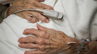 O româncă, îngrijitoare în Spania, a ajuns după gratii după ce avut grijă de o bătrână. Ce greșeală uriașă a făcut