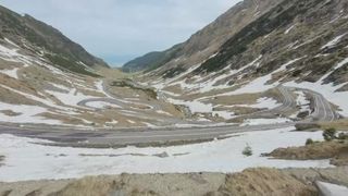 VIDEO - Deși este aproape vară, pe Transfăgărășan încă este zăpadă