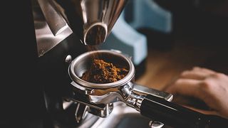 O cafenea a primit o amendă uriașă, după ce un client s-a pl&acirc;ns la poliție că vinde espresso prea scump