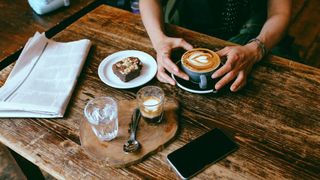 O cafenea a primit o amendă uriașă, după ce un client s-a pl&acirc;ns la poliție că vinde espresso prea scump