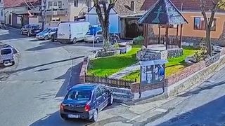 VIDEO - Un bărbat a fost tâlhărit în timp ce stătea pe o bancă de un adolescent de 16 ani. Tânărul i-a smuls telefonul din mână