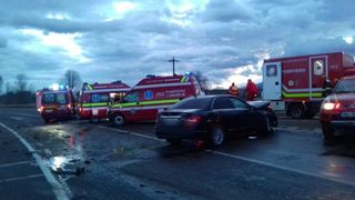  Un microbuz cu cinci pasageri străini s-a răsturnat pe DN1, în Sibiu