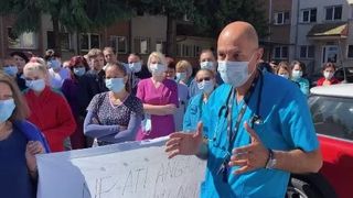 Proteste &icirc;n curtea spitalului din Aiud. Zeci de angajați din perioada pandemiei urmează să fie concediați