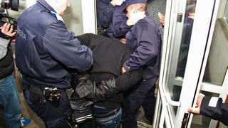 Un pedofil a pipăit o fetiță &icirc;n scara unui bloc și a forțat un baiat să se dezbrace