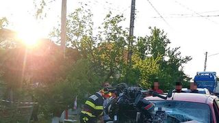 O motocicletă a rămas blocată pe capota și parbrizul unui autoturism