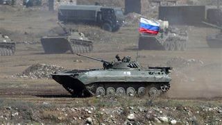  Rușii au abandonat două blindate și au luat-o la fugă după ce au fost surprinși cu focuri de artilerie