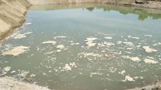  Doi tineri de 17 și 21 de ani au căzut într-o baltă de patru metri