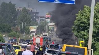  O mașină a luat foc în mers, în apropiere de București