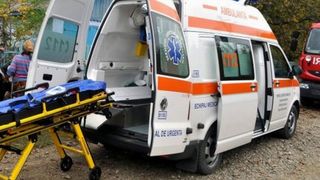 Două persoane au fost rănite după ce o ambulanță și un autoturism s-au izbit