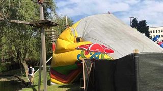 Incident neplăcut &icirc;ntr-un mall din Rom&acirc;nia. Un tobogan gonflabil s-a răsturnat, iar mai mulţi copii au căzut