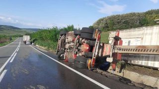 Un TIR s-a răsturnat într-o localitate din Vaslui