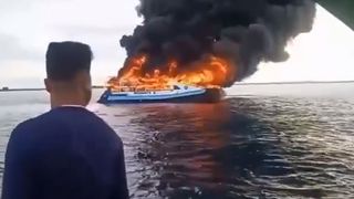 VIDEO Tragedie pe mare: Cel puţin şapte persoane au murit, după ce feribotul în care se aflau a luat foc