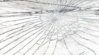 Accident grav pe Valea Oltului: O femeie şi un copil de 7 ani, încarceraţi