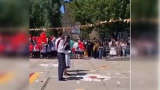 O elevă din Rusia, protest anti-război în timpul unei festivități de la școală: "Putin e diavolul"