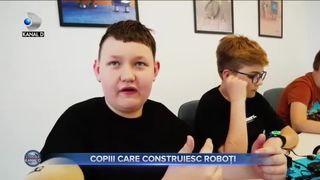 Copiii care construiesc roboți