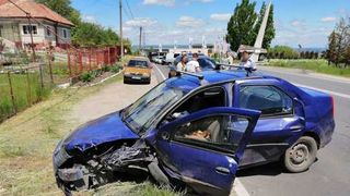 La un pas de o tragedie în Cluj Napoca: Şase adulţi şi un bebeluş, transportaţi la spital în urma unui accident rutier