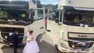 Nuntă cu totul speciala în Cluj. Doi îndrăgostiți au venit cu TIR-urile la starea civilă din Gherla