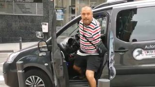 Un român, cu ambele mâini amputate, a reușit să obțină permisul de conducere după 10 ani de eforturi