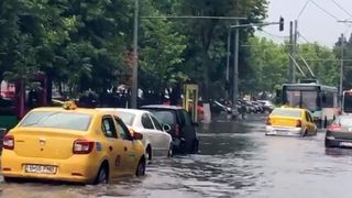 București, cea mai mare piscină dupa fiecare ploaie. De ce se inundă străzile din Capitală după fiecare ploaie torențială