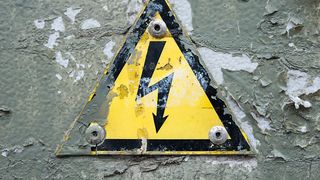 Două persoane, electrocutate după ce una dintre ele a atins cu o scară metalică un fir de &icirc;naltă tensiune