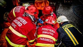 Un muncitor a murit și altul a ajuns la spital în stare gravă după ce au fost striviți de un zid de cărămidă