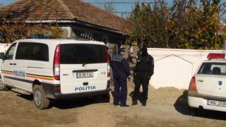  O bătrână a fost atacată de hoți în propria casă