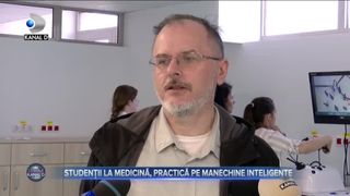Studenții la medicină, practică pe manechine inteligente