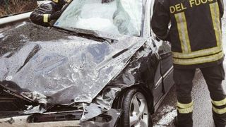 Gestul șocant al unui pompier italian. A furat telefonul unui t&acirc;năr mort &icirc;n accident, ca să &icirc;l ofere cadou fiicei sale