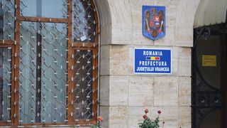 Situație fără precedent la Prefectura din Vrancea. Un executor judecătoresc a ajuns să pună sechestru pe mașinile și conturile instituției