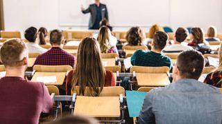 Rusia își schimbă sistemul educațional. Studenții ruși riscă să nu mai poată lucra în Europa