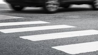 O femeie şi copilul ei au ajuns la spital după ce au fost accidentaţi pe o trecere de pietoni din Galați