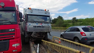 Un TIR scăpat de sub control a ajuns pe balustrada unui pod