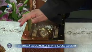 Se roagă la moaștele sfinte aduse la Sibiu
