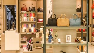 VIDEO - Tot mai mulți aleg să investească în obiecte vestimentare sau accesorii de lux