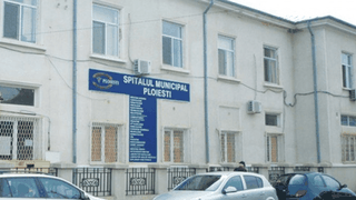 Un bărbat de 86 de ani a murit &icirc;n fața Spitalului Municipal Ploieşti. Paznicul nu a alertat medicii