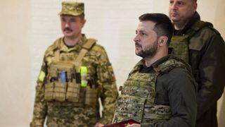 Zelenski vizitează primele linii ale frontului din afara Kievului, pentru prima dată din februarie