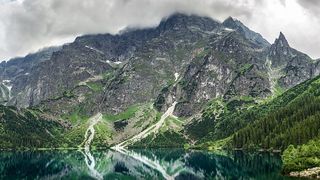 Ce se ascunde în munții din România. 7 conspirații despre lucrurile neobișnuite care se află în Carpați