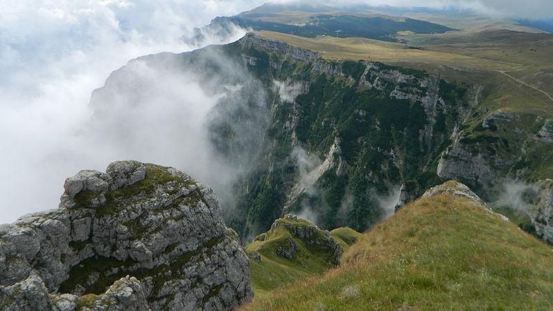 Ce se ascunde în munții din România. 7 conspirații despre lucrurile neobișnuite care se află în Carpați