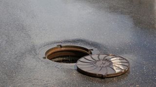 O femeie a murit după ce a căzut într-un canal. Un om al străzii a sunat la 112