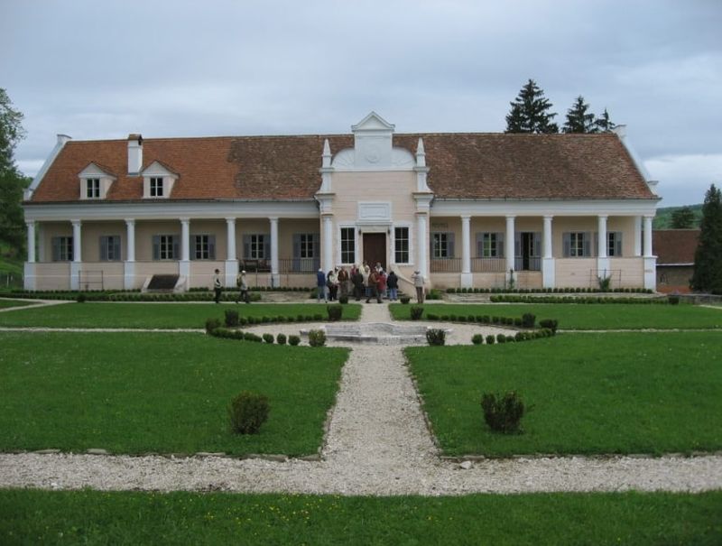 Câte proprietăți are Prințul Charles în România?