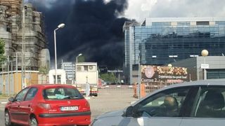 VIDEO | O clădire aflată &icirc;n construcție din zona Pipera a luat foc. Pompierii intervin