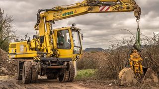  Un muncitor a fost cărat pe cupa unui excavator și a murit strivit de roata utilajului